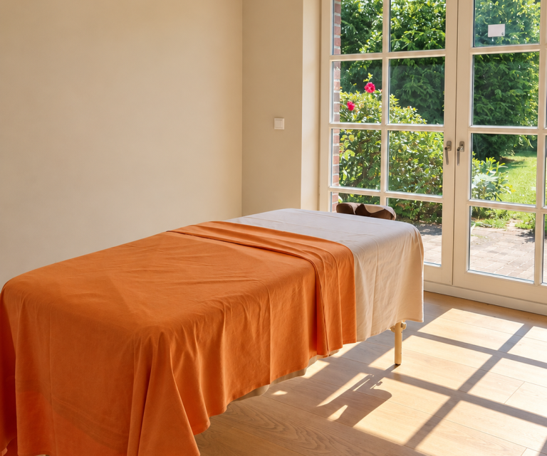 Gemütlicher Raum mit Massageliege für eine entspannende mobile Massage bei Wohlfühlmomente